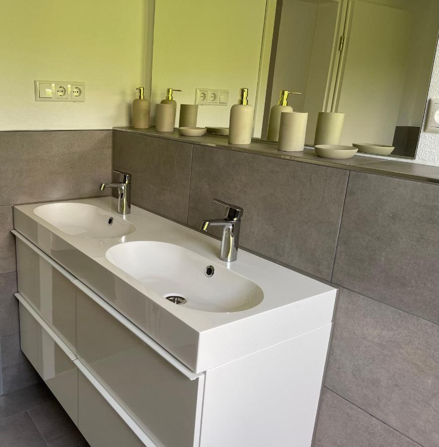 Bungalow In Ruhiger Siedlung Mit Stellplatz ลันด์สฮูท ภายนอก รูปภาพ