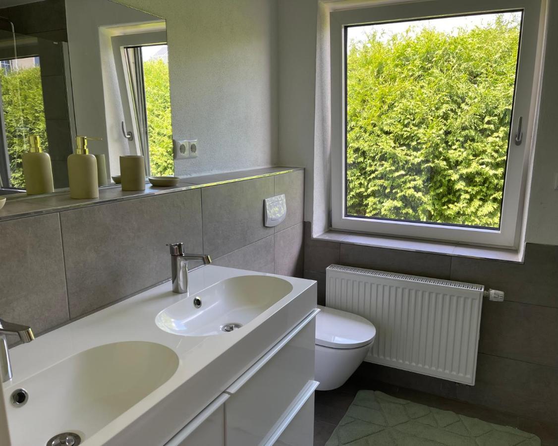 Bungalow In Ruhiger Siedlung Mit Stellplatz ลันด์สฮูท ภายนอก รูปภาพ