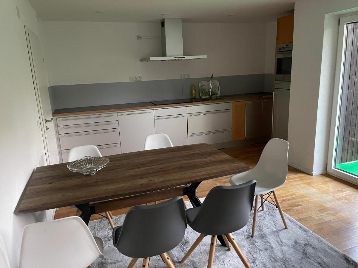 Bungalow In Ruhiger Siedlung Mit Stellplatz ลันด์สฮูท ภายนอก รูปภาพ