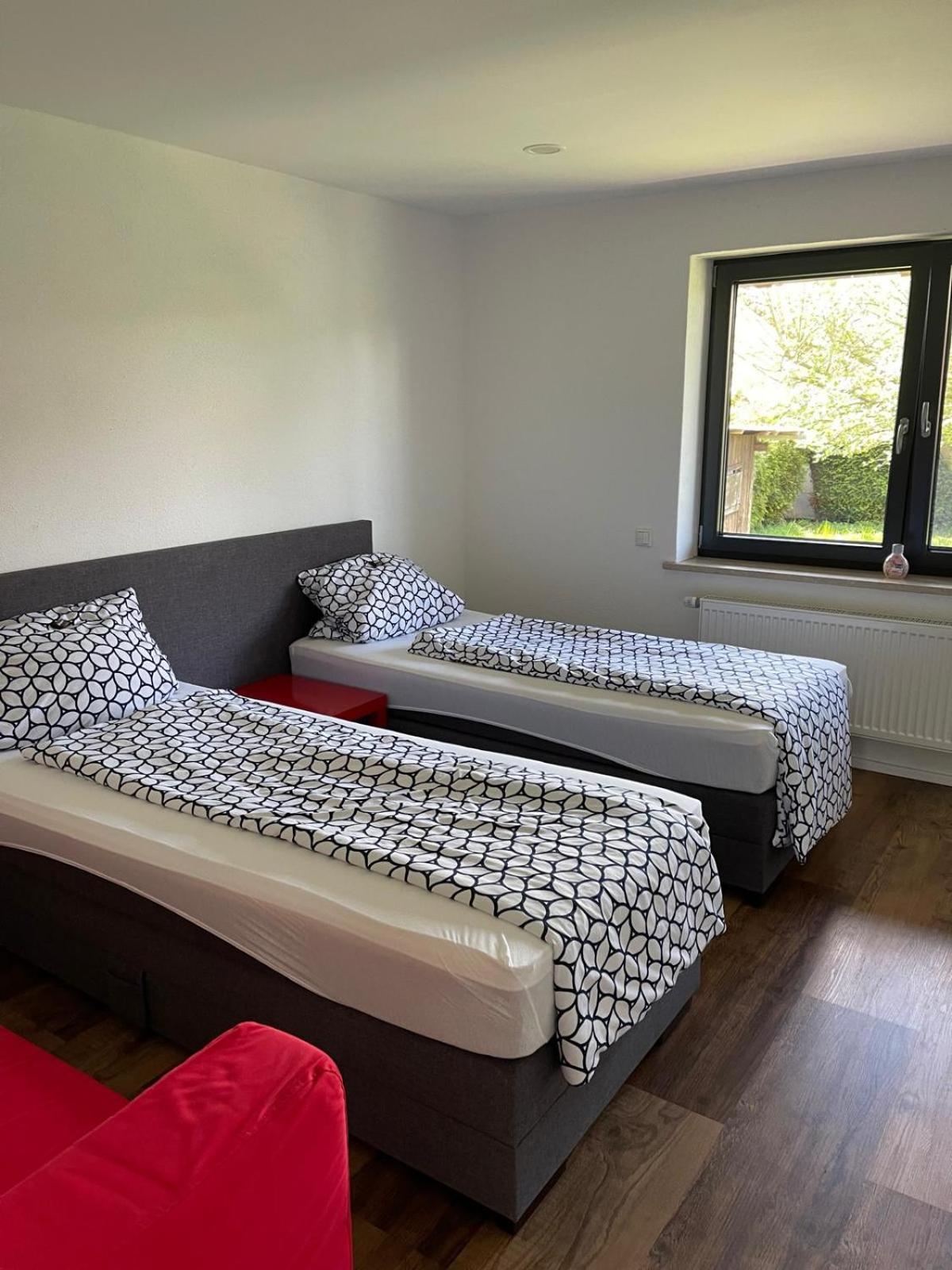 Bungalow In Ruhiger Siedlung Mit Stellplatz ลันด์สฮูท ภายนอก รูปภาพ