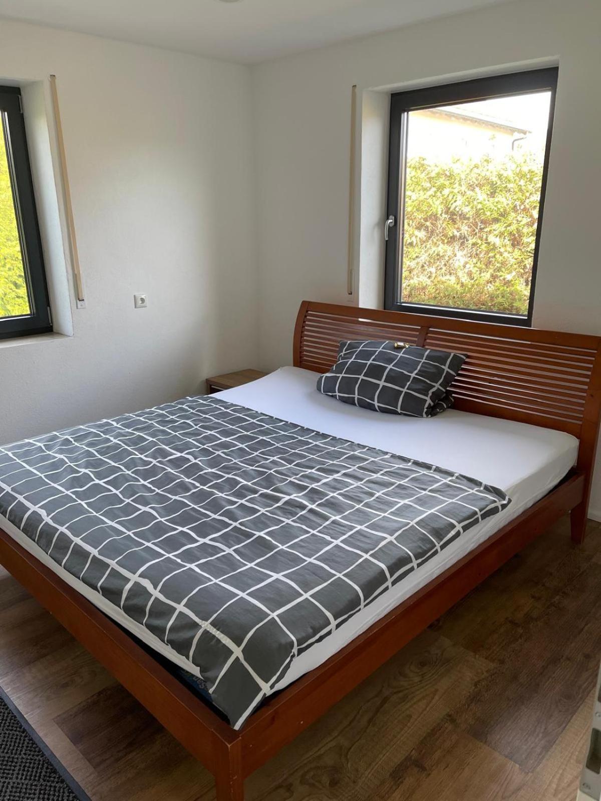Bungalow In Ruhiger Siedlung Mit Stellplatz ลันด์สฮูท ภายนอก รูปภาพ