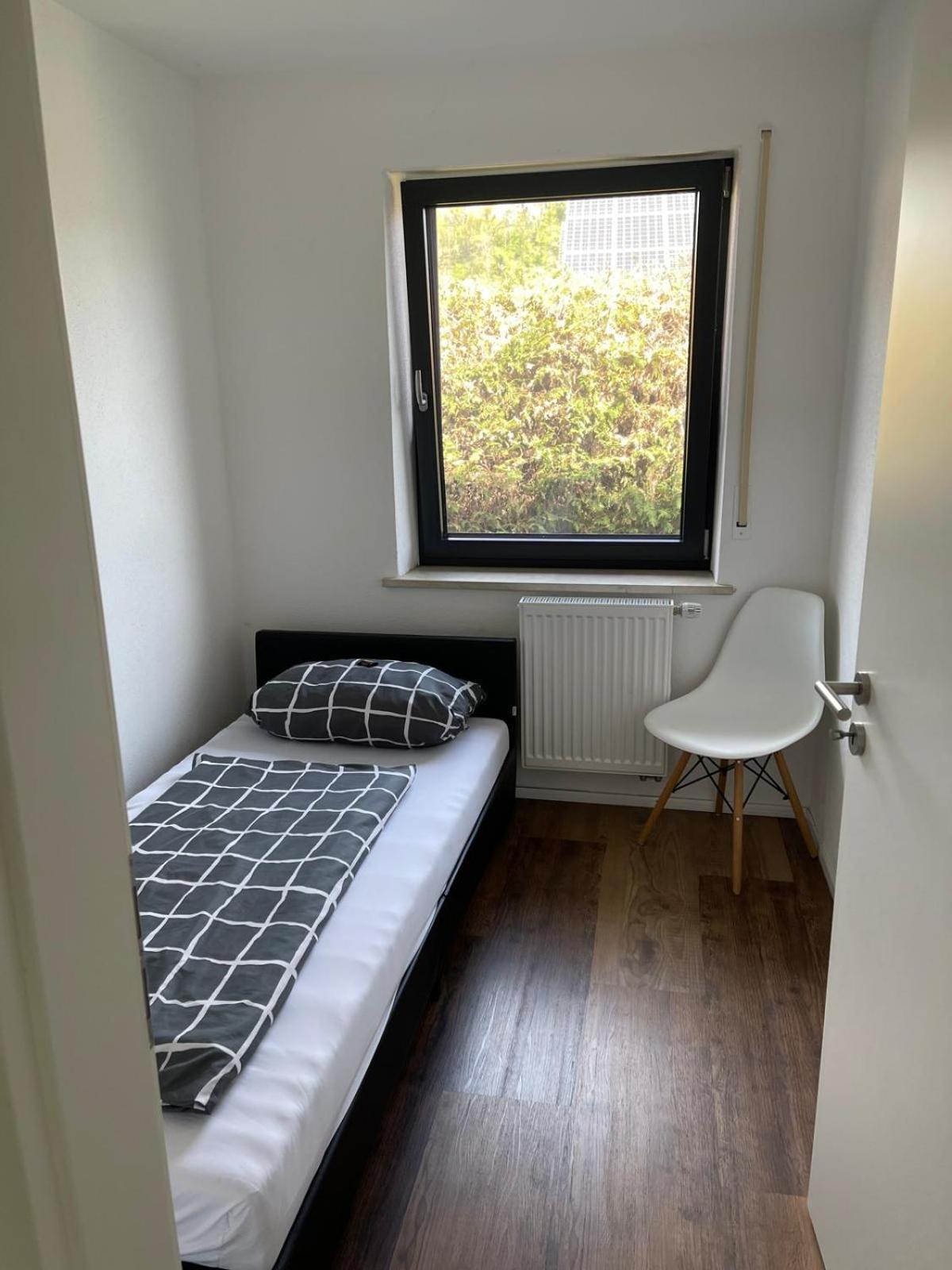 Bungalow In Ruhiger Siedlung Mit Stellplatz ลันด์สฮูท ภายนอก รูปภาพ